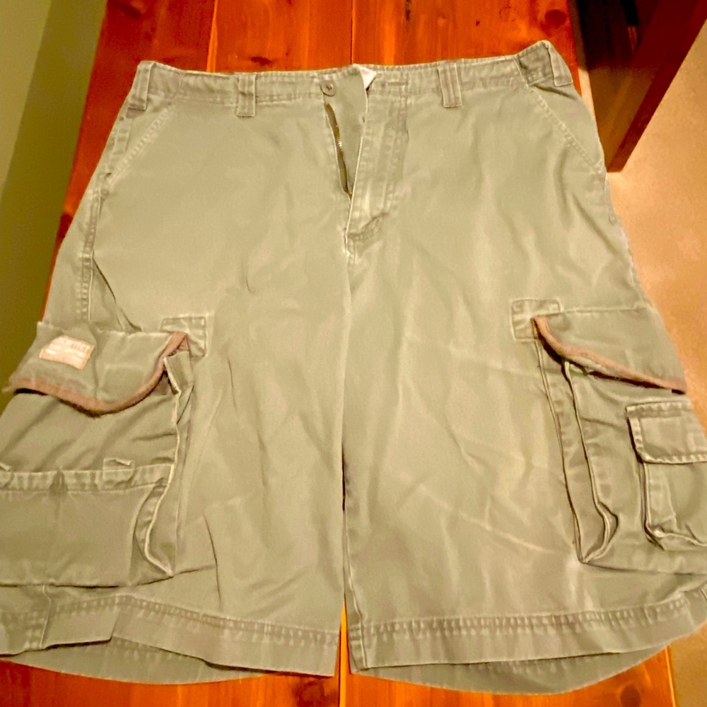 Architect khaki shorts. 34 waist. Green color.